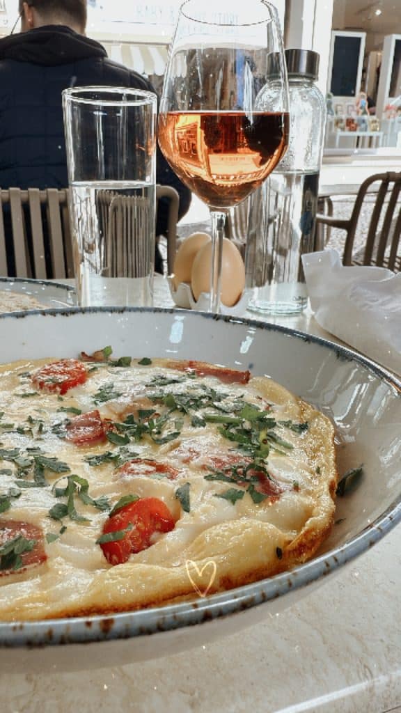 An omelette with tomatoes at Brunchology in Funchal