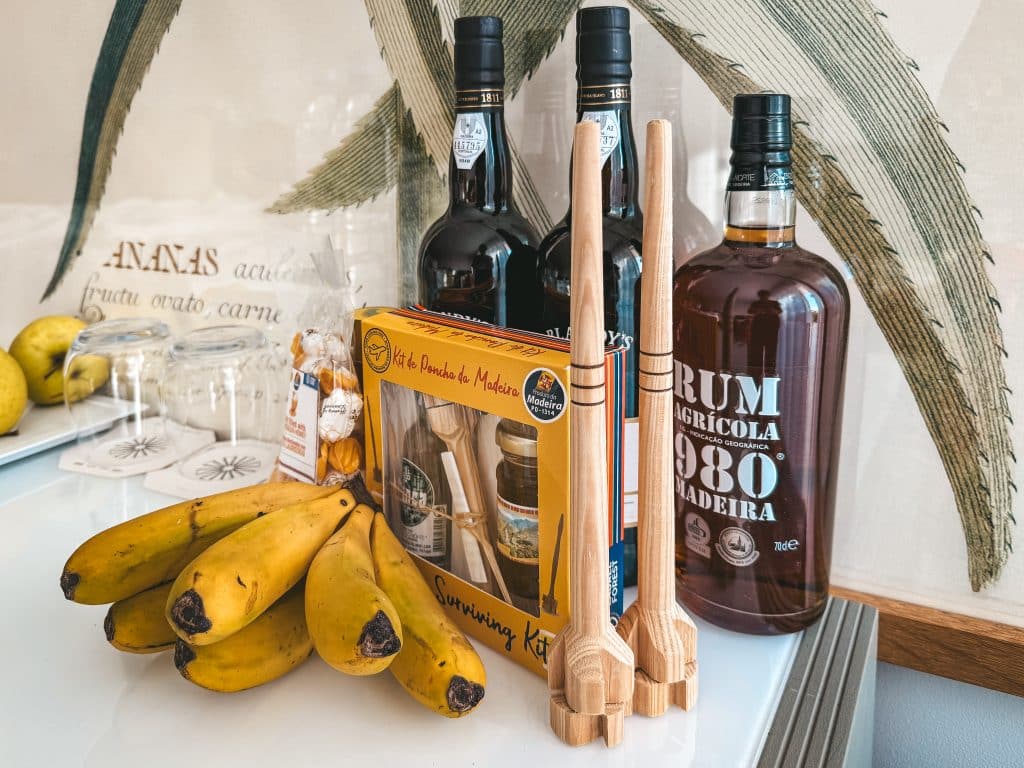 Pamiątki z Madery: wino Madera, rum agrícola, zestaw do ponchy i banany
