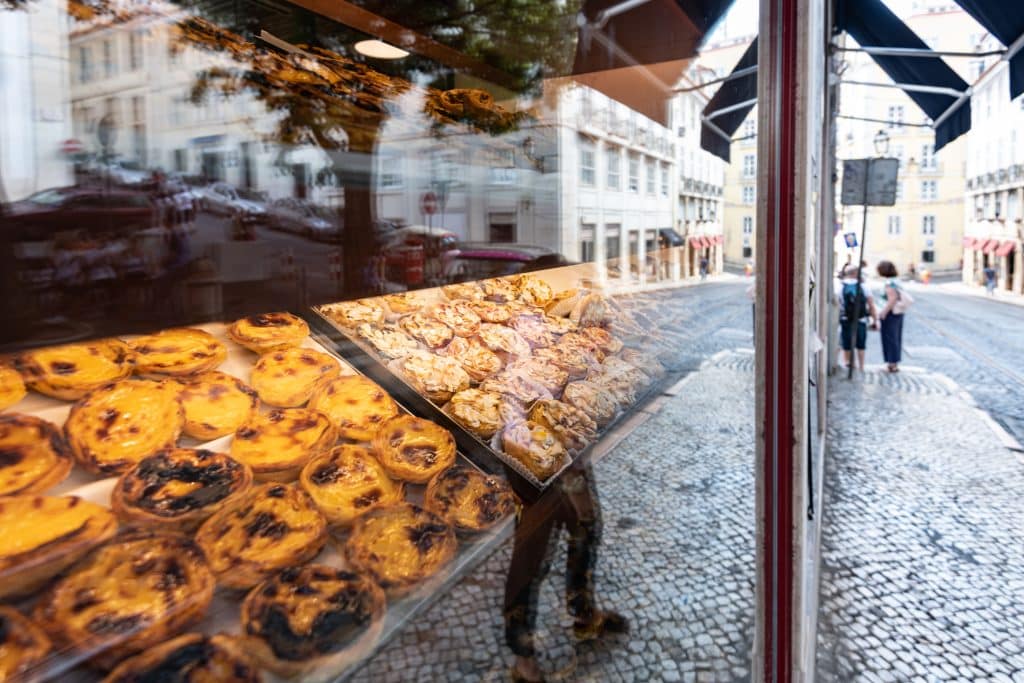 Pastéis de nata in a shop window