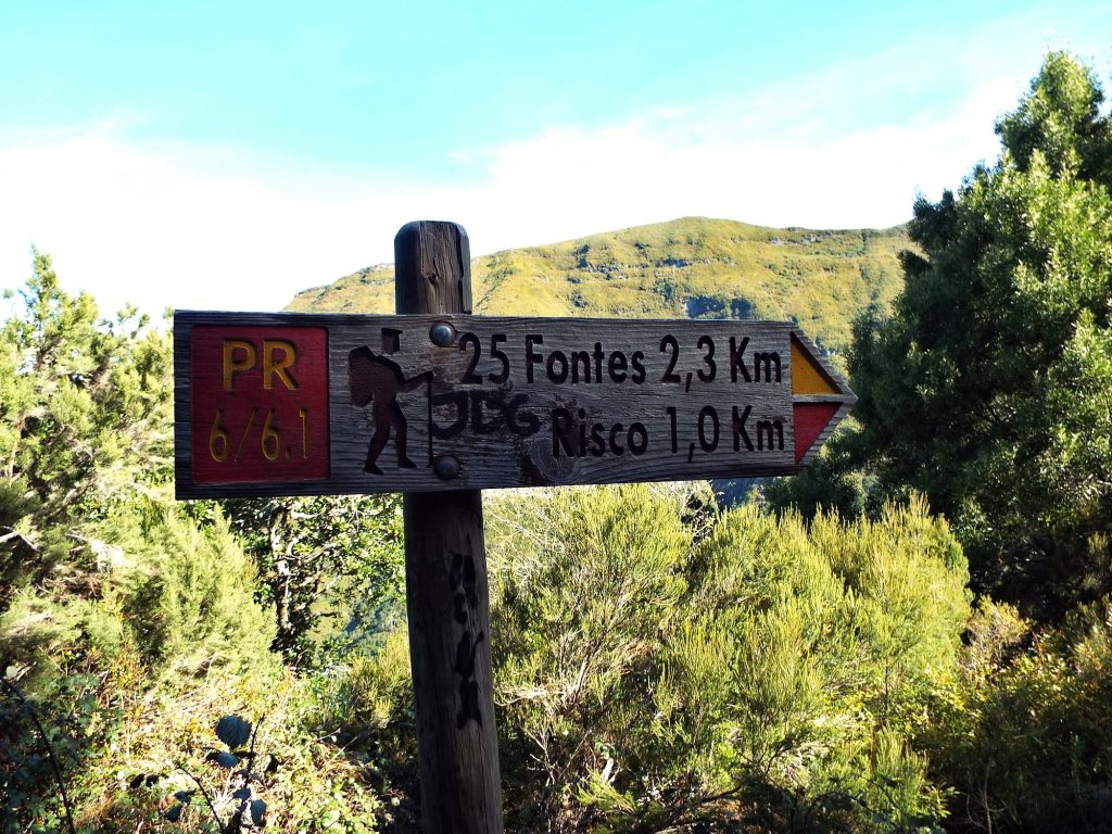 Trail signpost: 25 Fontes 2.3 km and Risco 1.0 km