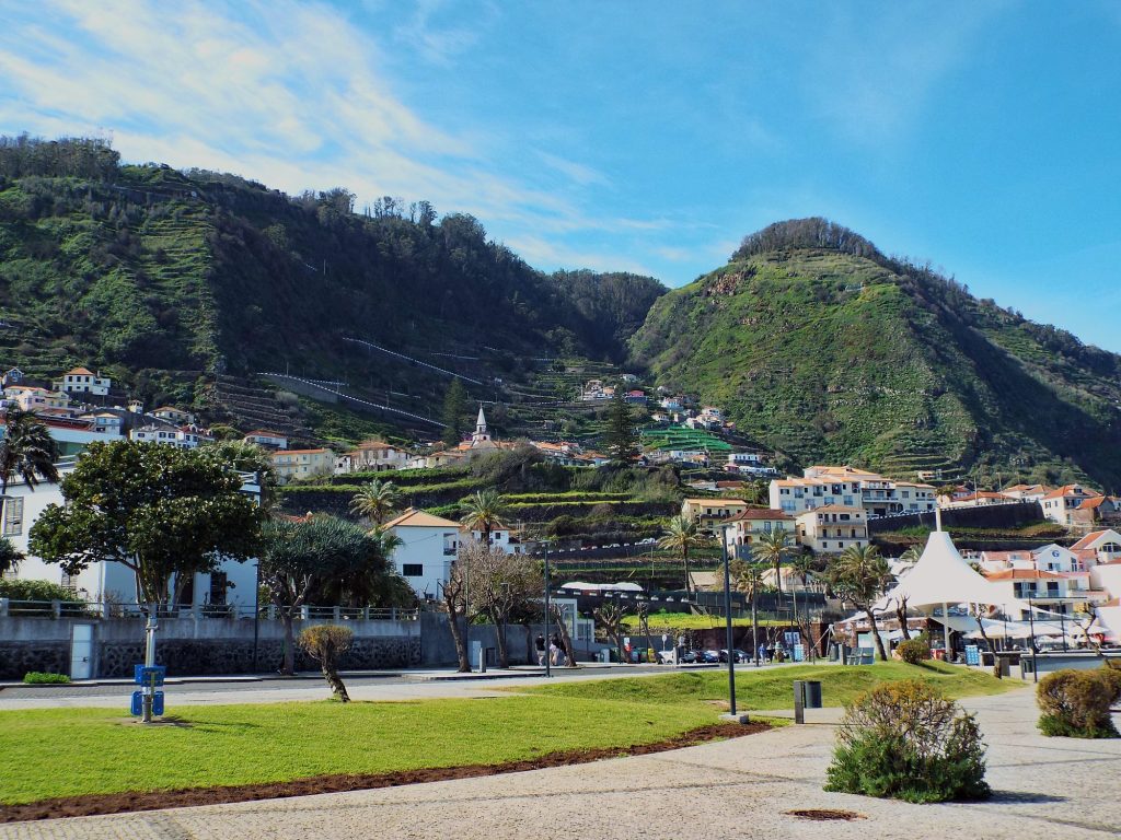 Porto Moniz: the town at the foot of green slopes